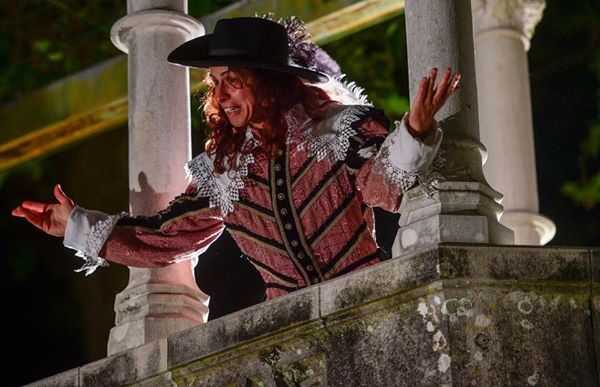 <span  class="uc_style_uc_tiles_grid_image_elementor_uc_items_attribute_title" style="color:#ffffff;">Ana Paula Rocha - Teatro – Cyrano de Bergerac - Junho 2018 - 001</span>