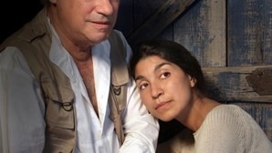 <span  class="uc_style_uc_tiles_grid_image_elementor_uc_items_attribute_title" style="color:#ffffff;">Ana Paula Rocha - Teatro - Facas nas galinhas - Novembro 2009 - 001</span>